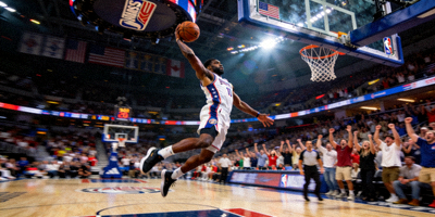 NBA篮球比赛精彩瞬间，球员扣篮